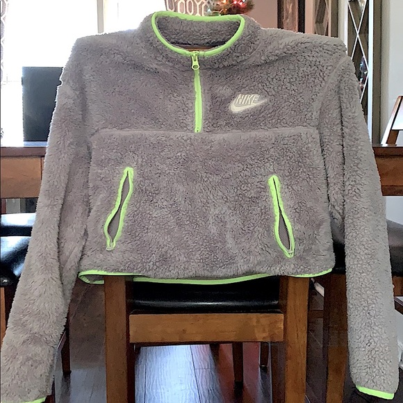 I’m on the petite side; it’s too big on me sadly. - Picture 1 of 3